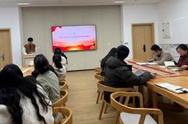 会议室里的人们描述已自动生成